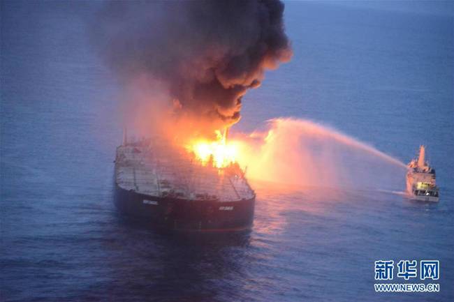 　9月3日，在斯里兰卡以东海域，“新钻石”号油轮火光冲天。
