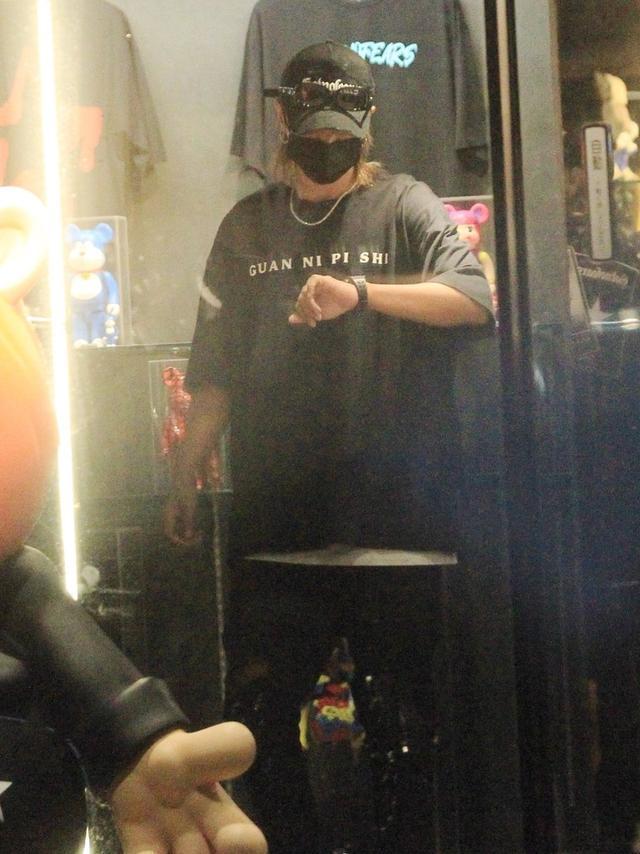罗志祥点赞嫩模后现身，店铺搬货算账闲不下来，暴瘦后满脸憔悴