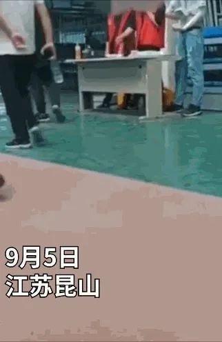 公司粗暴发工作证后大批员工离职什么情况?具体是怎么回事?