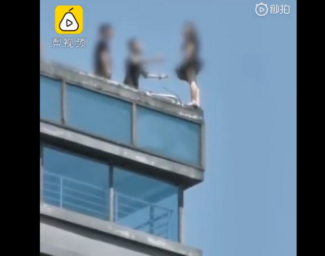【揪心】女子站30层楼顶边缘被一把拉回是怎么回事？现场图曝光太惊险了