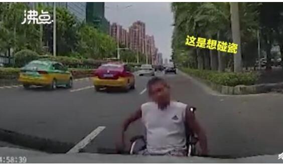 【民间影帝】男子坐着轮椅在马路上碰瓷 这不是碰瓷这是明抢