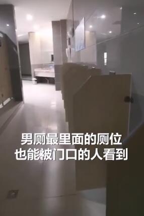 一览无余!重庆医院现观赏式厕所 男厕一排坑位都能从外面看到