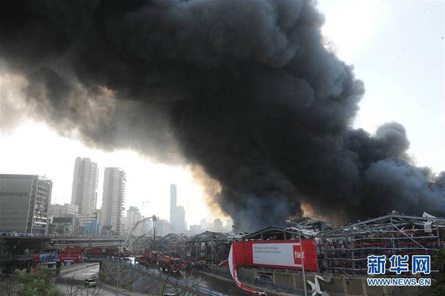 9月10日，在黎巴嫩首都贝鲁特，港口区一处仓库起火后产生浓烟。 