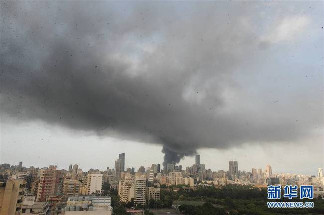 9月10日，在黎巴嫩首都贝鲁特，港口区一处仓库起火后产生浓烟，几乎笼罩整个贝鲁特城。