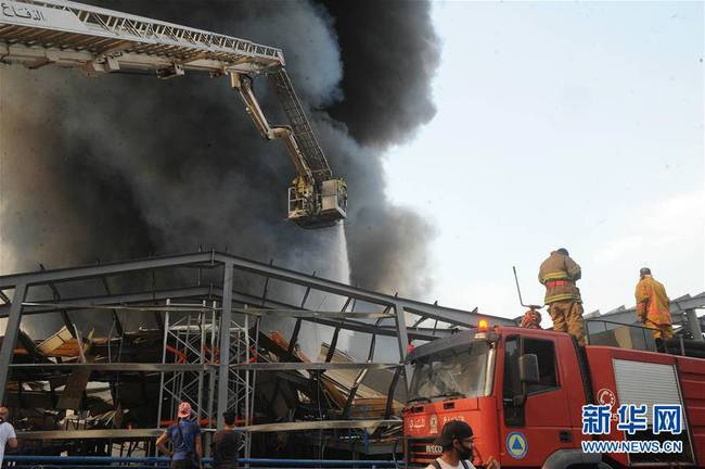 9月10日，消防人员在黎巴嫩首都贝鲁特港口区灭火。