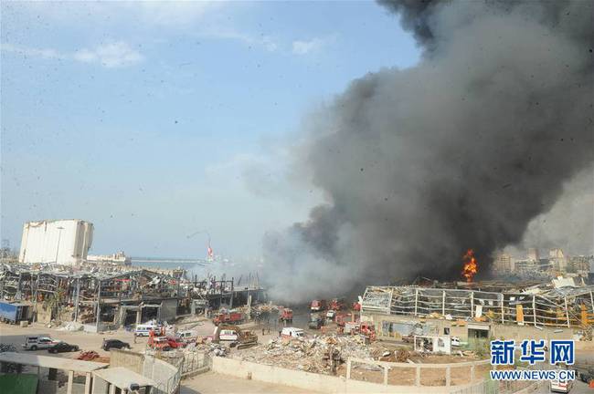 9月10日，在黎巴嫩首都贝鲁特，港口区一处仓库起火后产生浓烟。