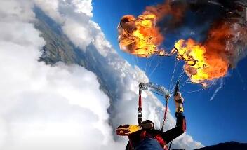 命真大！跳伞男子7000英尺高空点燃降落伞 称这是增加恐怖元素