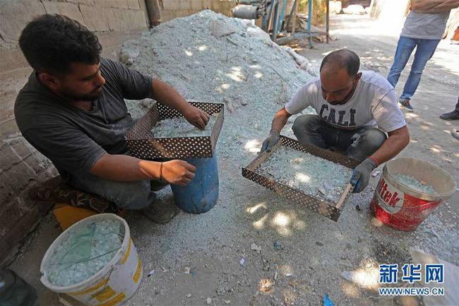 9月12日，在黎巴嫩北部城市的黎波里，一家玻璃制品厂的工人筛选碎玻璃。 