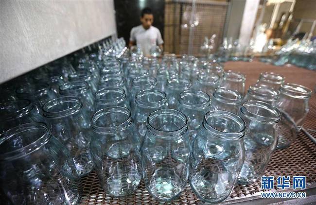 这是9月12日在黎巴嫩北部城市的黎波里一家玻璃制品厂拍摄的烧制完的玻璃制品。