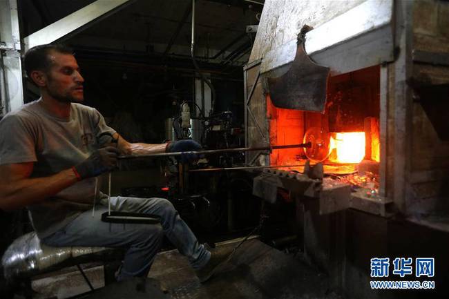 9月12日，在黎巴嫩北部城市的黎波里，一家玻璃制品厂的工人烧制玻璃制品。 