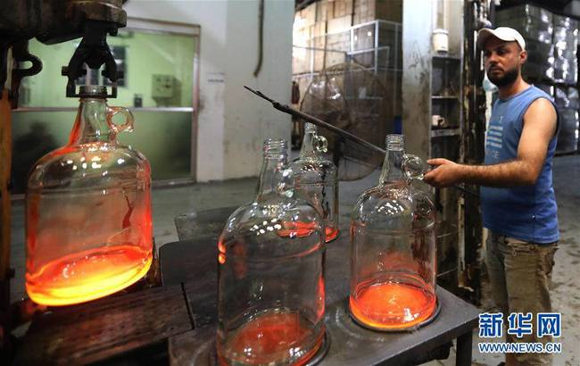 9月12日，在黎巴嫩北部城市的黎波里，一家玻璃制品厂的工人烧制玻璃制品。