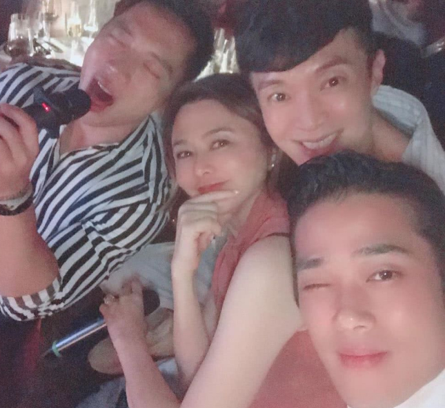 越老越潇洒!关之琳深夜KTV聚会,被鲜肉揽肩包围