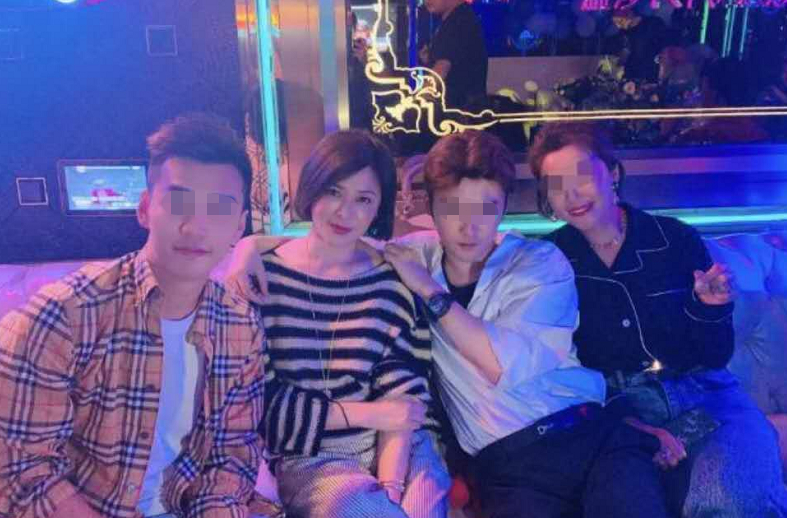越老越潇洒!关之琳深夜KTV聚会,被鲜肉揽肩包围