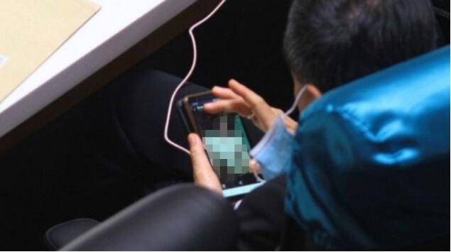 泰国议员开会时看裸女照10分钟 泰下议院议长回应