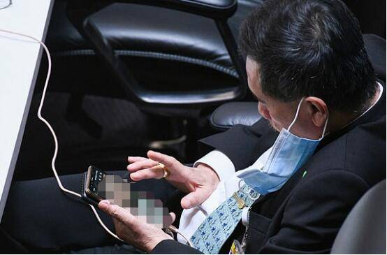 泰国议员开会时看裸女照10分钟 泰下议院议长回应