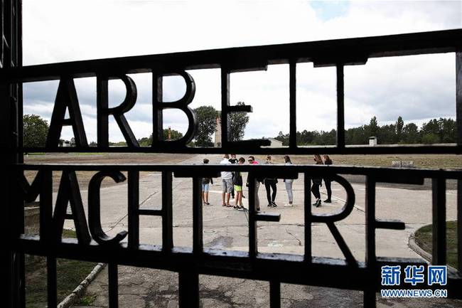 这是8月27日在德国柏林以北的小城奥拉宁堡拍摄的萨克森豪森集中营营区入口处带有“劳动带来自由”字样的铁门。