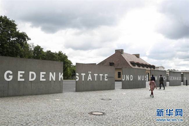 这是8月27日在德国柏林以北的小城奥拉宁堡拍摄的萨克森豪森集中营遗址纪念馆入口处。