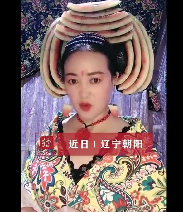 女子用食材做千件古装头饰 只要颜值高戴啥都好看!