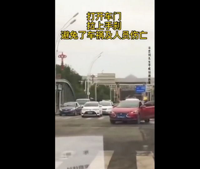 外卖小哥16秒停住失控汽车 网友：外卖小哥无所不能