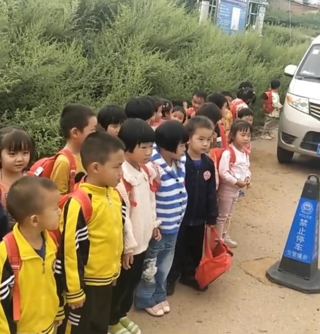 7座小车塞进33名幼童当校 为什么黑校车屡禁不止？