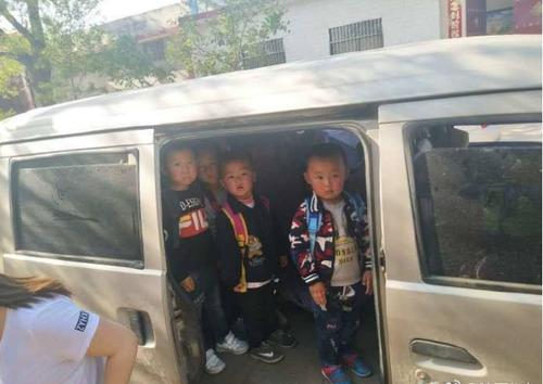7座小车塞进33名幼童当校 为什么黑校车屡禁不止?