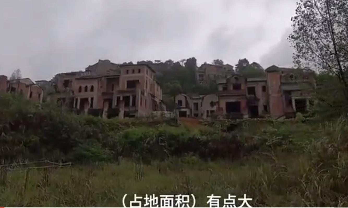 远看阴森森的!重庆南山豪华别墅群变鬼城,低价拍卖无人问津