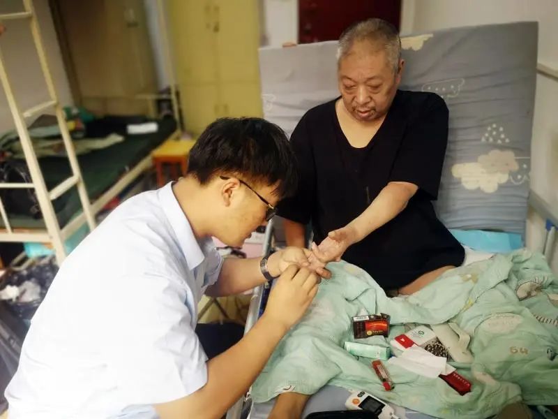 冲上热搜!00后带瘫痪父亲上大学，他说了一句话...