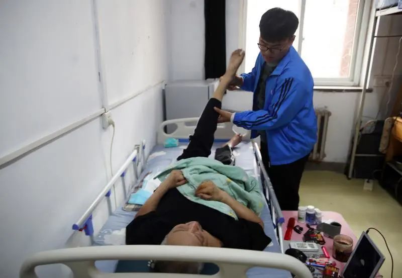 冲上热搜!00后带瘫痪父亲上大学，他说了一句话...