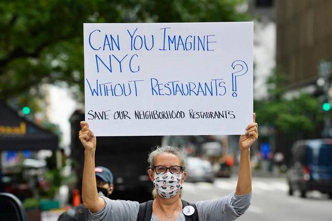 不满防疫“限流”规定，纽约餐饮业从业者抬棺材抗议