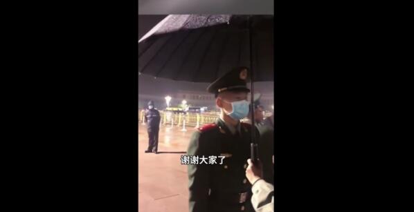 【泪目】游客为雨中执勤哨兵撑伞 网友：被这一幕暖到！