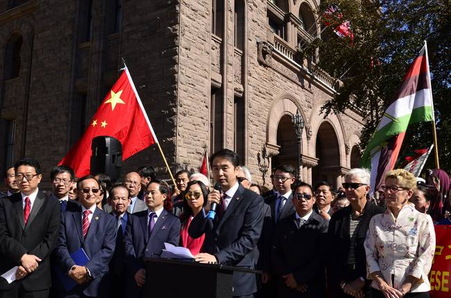 2017年国庆期间，加拿大安大略省华人华侨连续举办多场升旗仪式，时任中国驻多伦多总领事何炜夫妇应邀全程出席活动。 图自驻多伦多总领馆网站