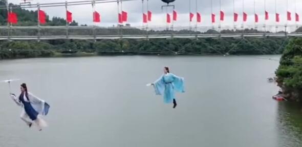 游客景区穿古装吊威亚飞跃水面 网友：小时候的梦想终于能实现了!