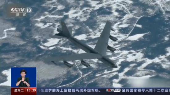 美两架B-1B战略轰炸机飞越北极点