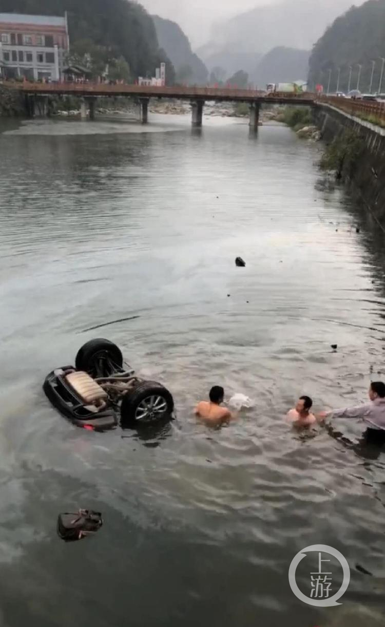 突发！武汉一副区长自驾游坠河身亡 副区长倪某一行7人分乘2车