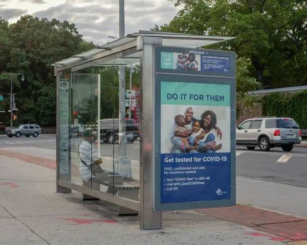 △美国纽约布鲁克林一个公交车站的免费核酸检测广告 （图片来源：《纽约时报》）