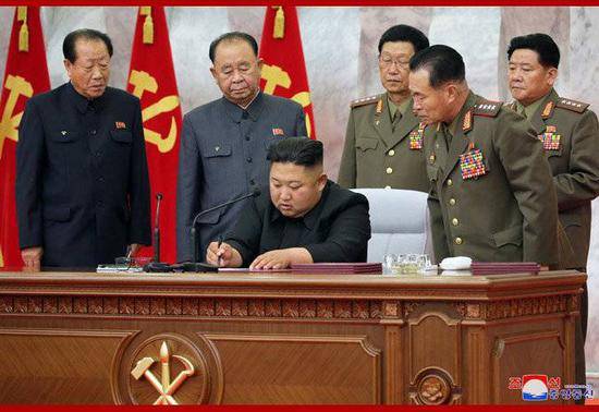 今年5月，金正恩在劳动党第七届中央军事委员会第四次扩大会议上签署任命书，李炳哲（后排右二）和朴正天（前左）分列两边。