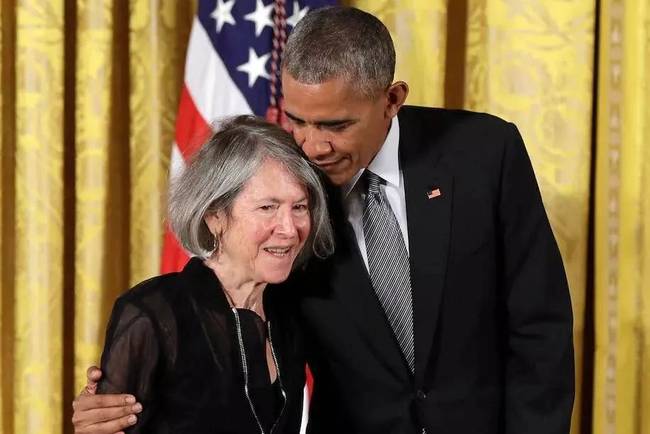 ·2016年9月，时任美国总统的奥巴马为格丽克颁发2015年美国国家人文奖章。