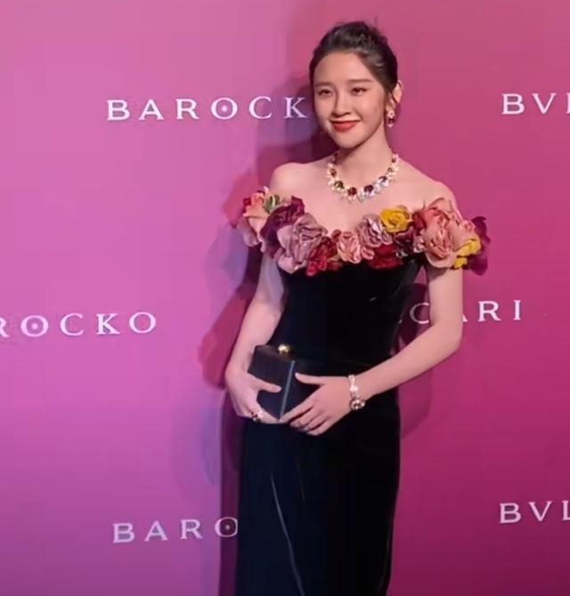 哇哦!唐艺昕产后身材受夸赞 小腹平坦腰身纤细 网友:生过孩子?