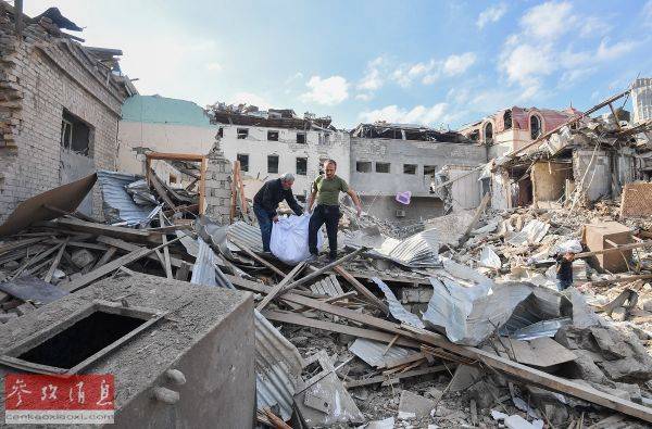 资料图片：阿塞拜疆甘贾市居民10月11日检查房屋受损情况。（卫星社）