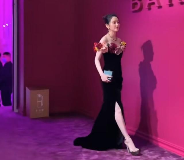 哇哦!唐艺昕产后身材受夸赞 小腹平坦腰身纤细 网友:生过孩子?
