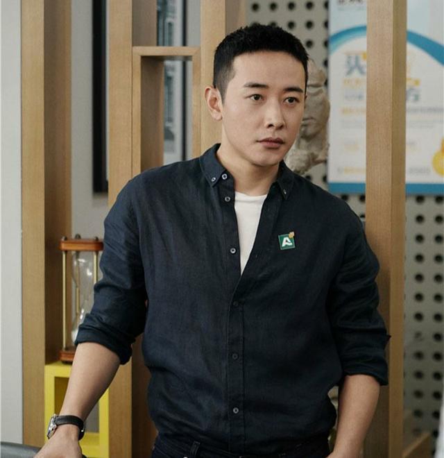 罗晋第一次抱女儿心情平静引热议，原因是工作把激情用完了？