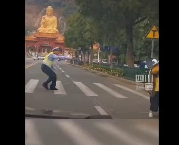 张开双臂保护你！交警跳跃式接小学生过马路 好嗨呦