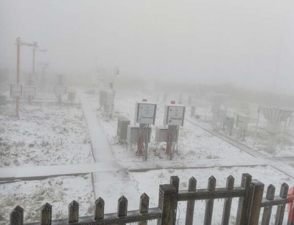 【大片】四川峨眉山迎入秋来第一场雪 让人又惊又喜