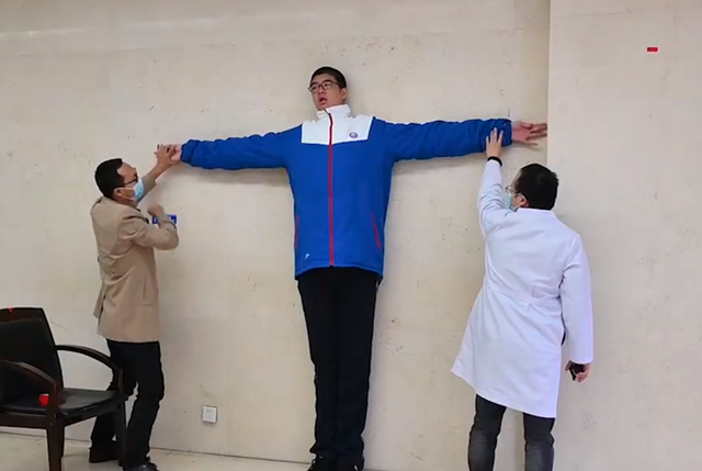 四川14岁男孩高221厘米，3岁时就达1.5米，父母都是1.9米的大高个