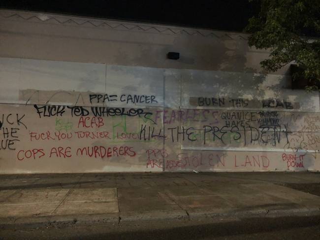 骚乱持续升级！美国波特兰示威者写下“杀死总统”等示威标语