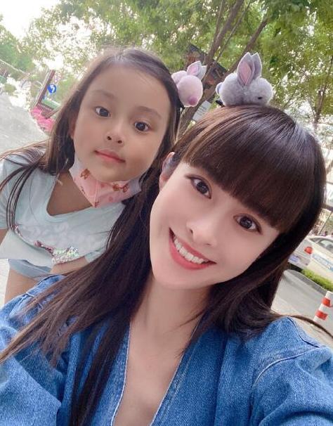 李小璐送闺蜜1599朵玫瑰 一身黑色紧身裙尽显好身材