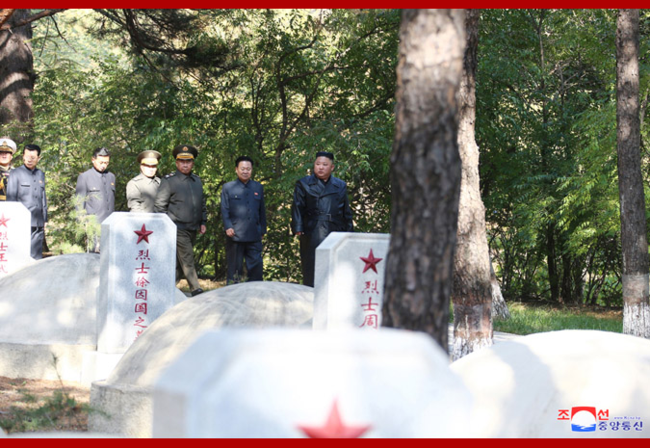 金正恩参谒中国人民志愿军烈士陵园，向烈士表示崇高敬意