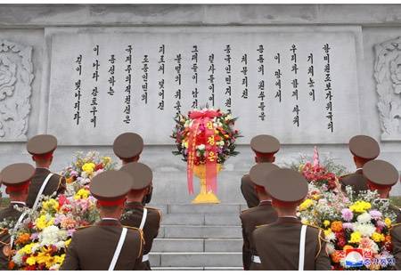 金正恩参谒中国人民志愿军烈士陵园(图)