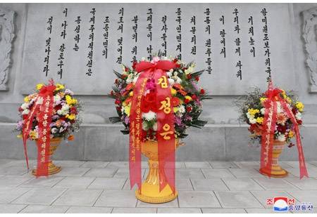  朝鲜人民军仪仗队在友谊塔整齐列队。中朝两国国歌奏响。