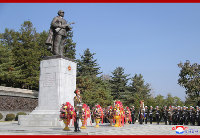 金正恩参谒中国人民志愿军烈士陵园，向烈士表示崇高敬意